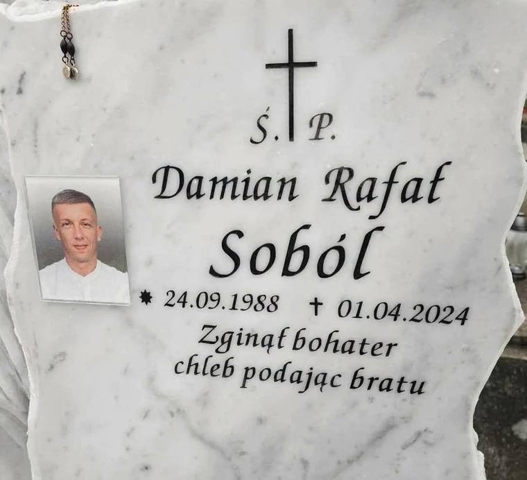 Nagrobek Damiana Rafała Sobola na Cmentarzu Głównym w Przemyślu z napisem „Zginął bohater chleb podając bratu”