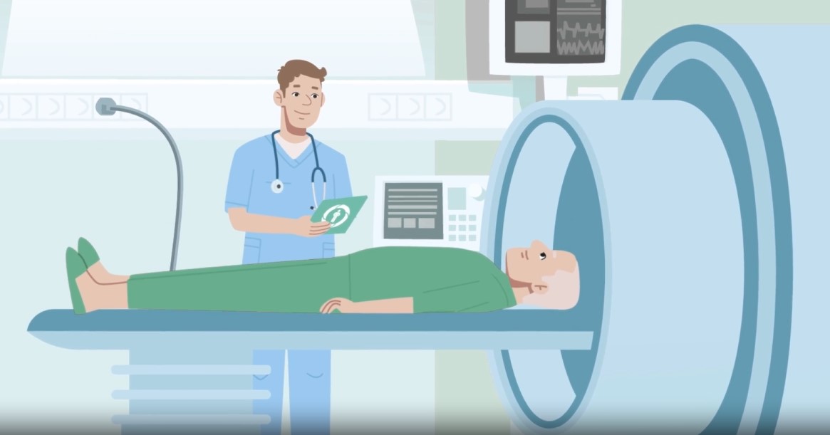 Pacjent onkologiczny leży w tomografie, obok technik trzyma kartę diagnostyki i leczenia onkologicznego