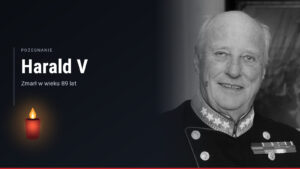 Harald V, król Norwegii, w mundurze galowym z odznaczeniami, portret w czerni i bieli, obok zapalony znicz