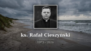 Ksiądz Rafał Cieszyński na portrecie żałobnym nad brzegiem wzburzonego Bałtyku o zachmurzonym dniu