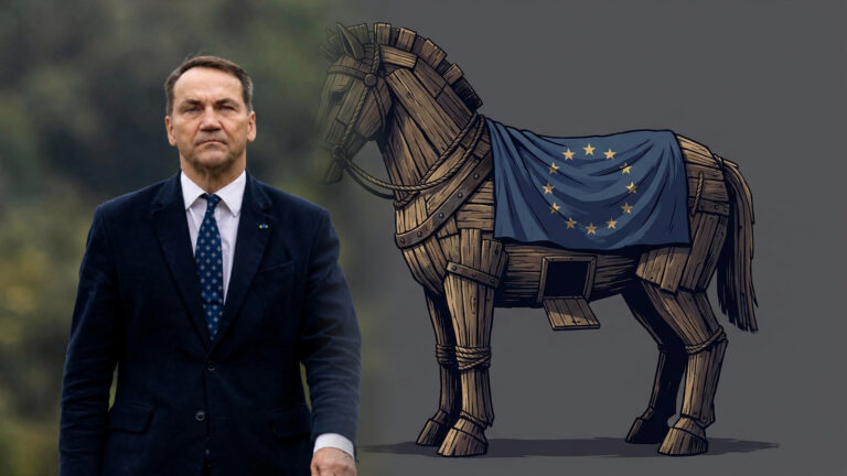 Radosław Sikorski obok drewnianego konia trojańskiego z flagą Unii Europejskiej, Legion Europejski