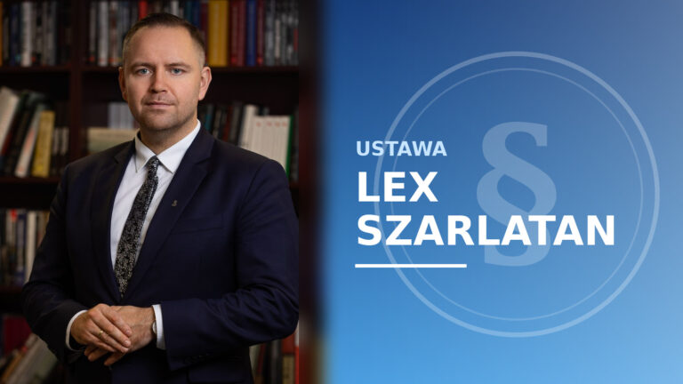 Prezydent Karol Nawrocki w garniturze na tle biblioteki, obok plansza z napisem ustawa lex szarlatan