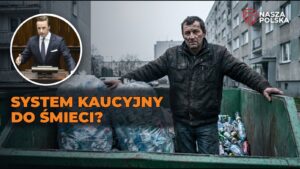 Mężczyzna w kontenerze na śmieci obok worków z butelkami, w kole poseł Krzysztof Bosak w Sejmie