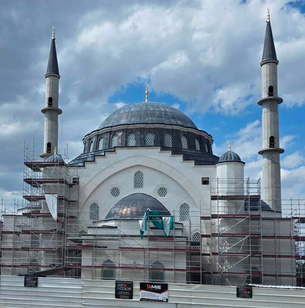 Kopuła i dwa minarety meczetu Eyyûb Sultan w Strasburgu w rusztowaniach, sierpień 2026