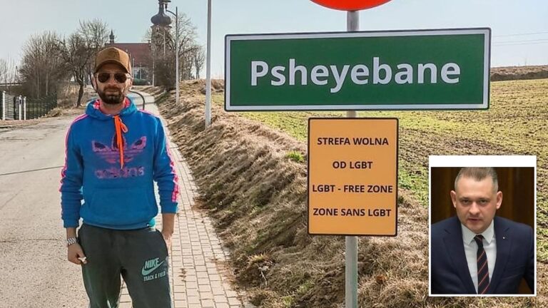 Mietall Waluś w bluzie i czapce przy tablicy strefy wolnej od LGBT, w rogu kadru poseł Wojciech Król