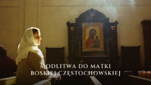 Kobieta w chuście modli się przed ołtarzem z ikoną Matki Bożej z Dzieciątkiem, nad ołtarzem krzyż, obok świece wotywne
