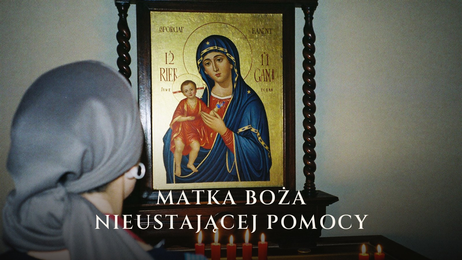 Ikona Matki Bożej Nieustającej Pomocy w bocznym ołtarzu, przed nią czerwone świece wotywne