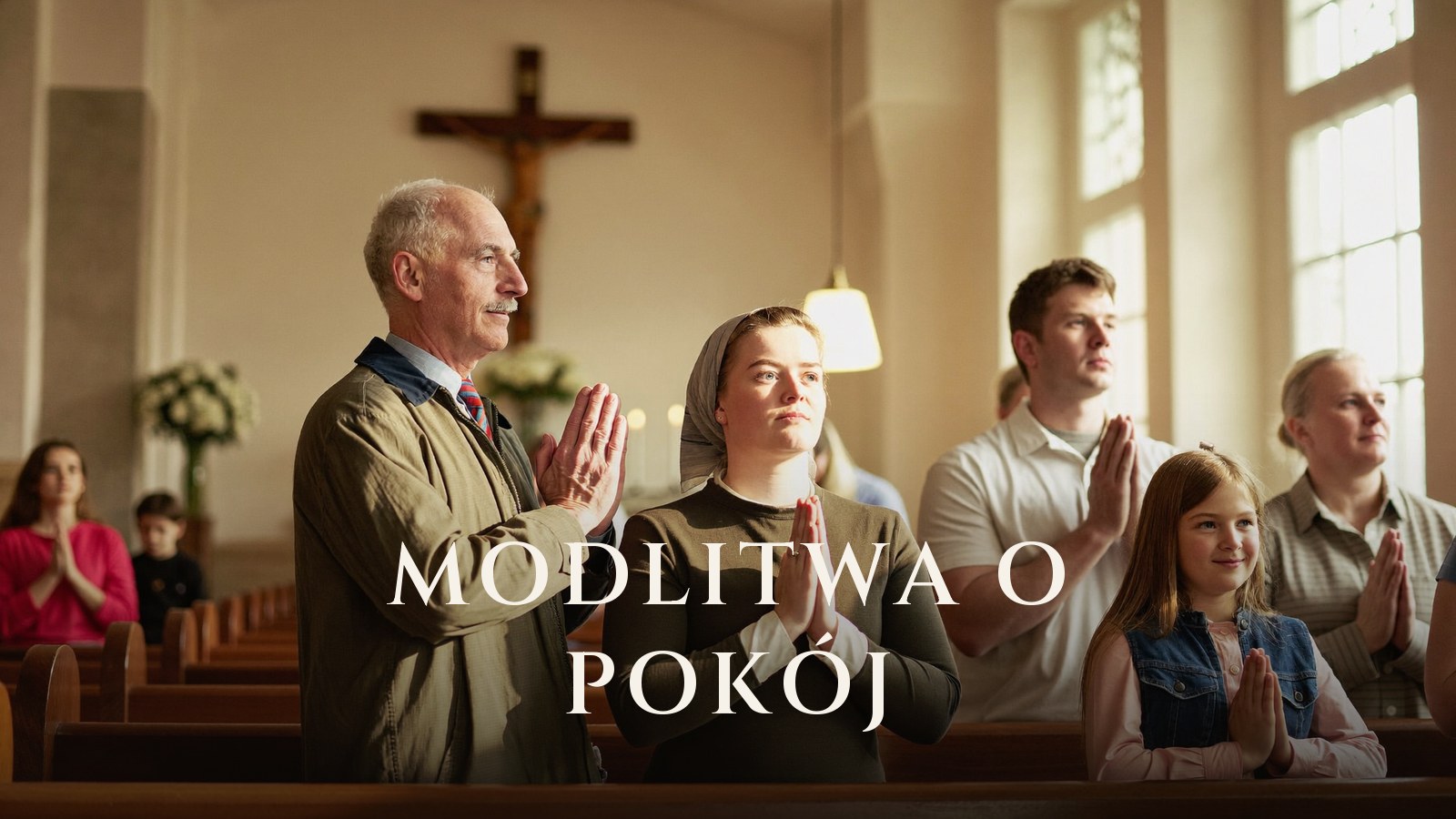Wierni w kościele modlą się o pokój przed krzyżem