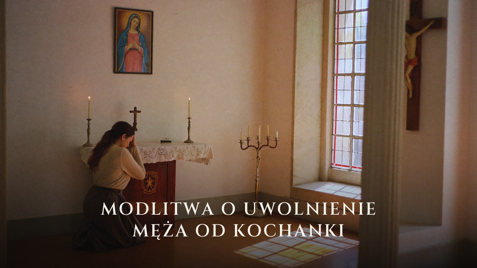 Kobieta klęczy przy bocznym ołtarzu z obrazem Matki Bożej, obok na ścianie krucyfiks