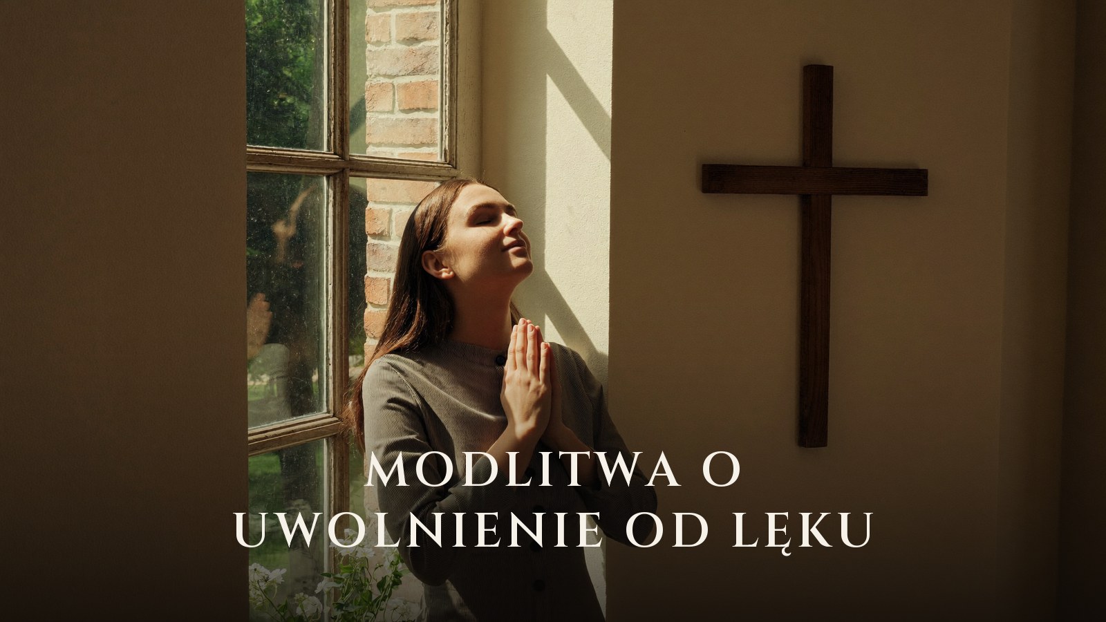 Kobieta modli się przy oknie kościoła w porannym świetle
