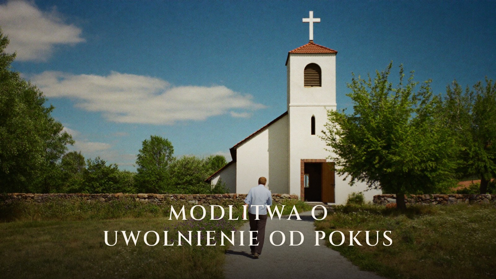 Mężczyzna idzie ścieżką do otwartych drzwi wiejskiego kościoła z krzyżem na wieży