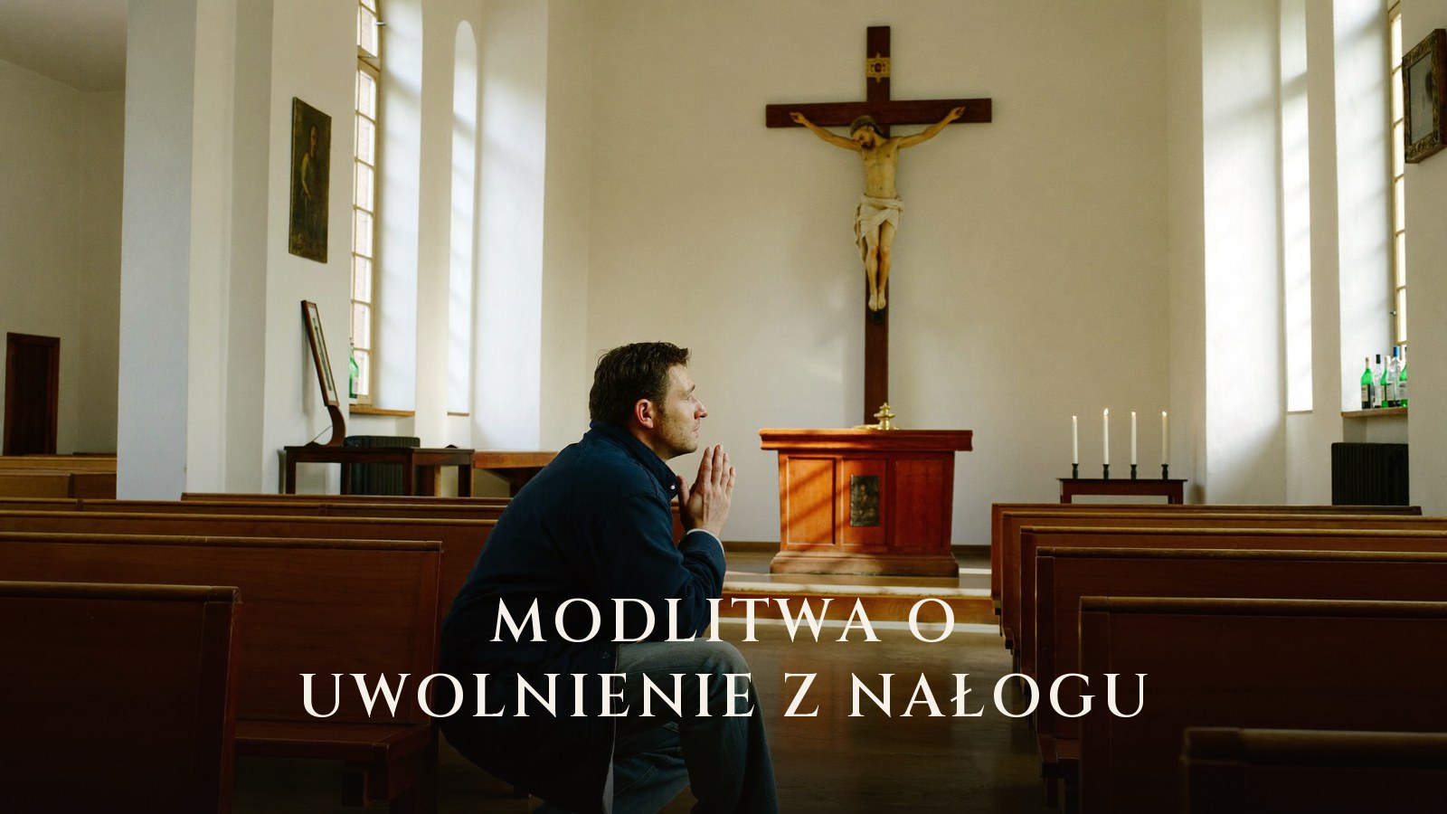 Mężczyzna modli się samotnie w jasnym kościele przed krzyżem