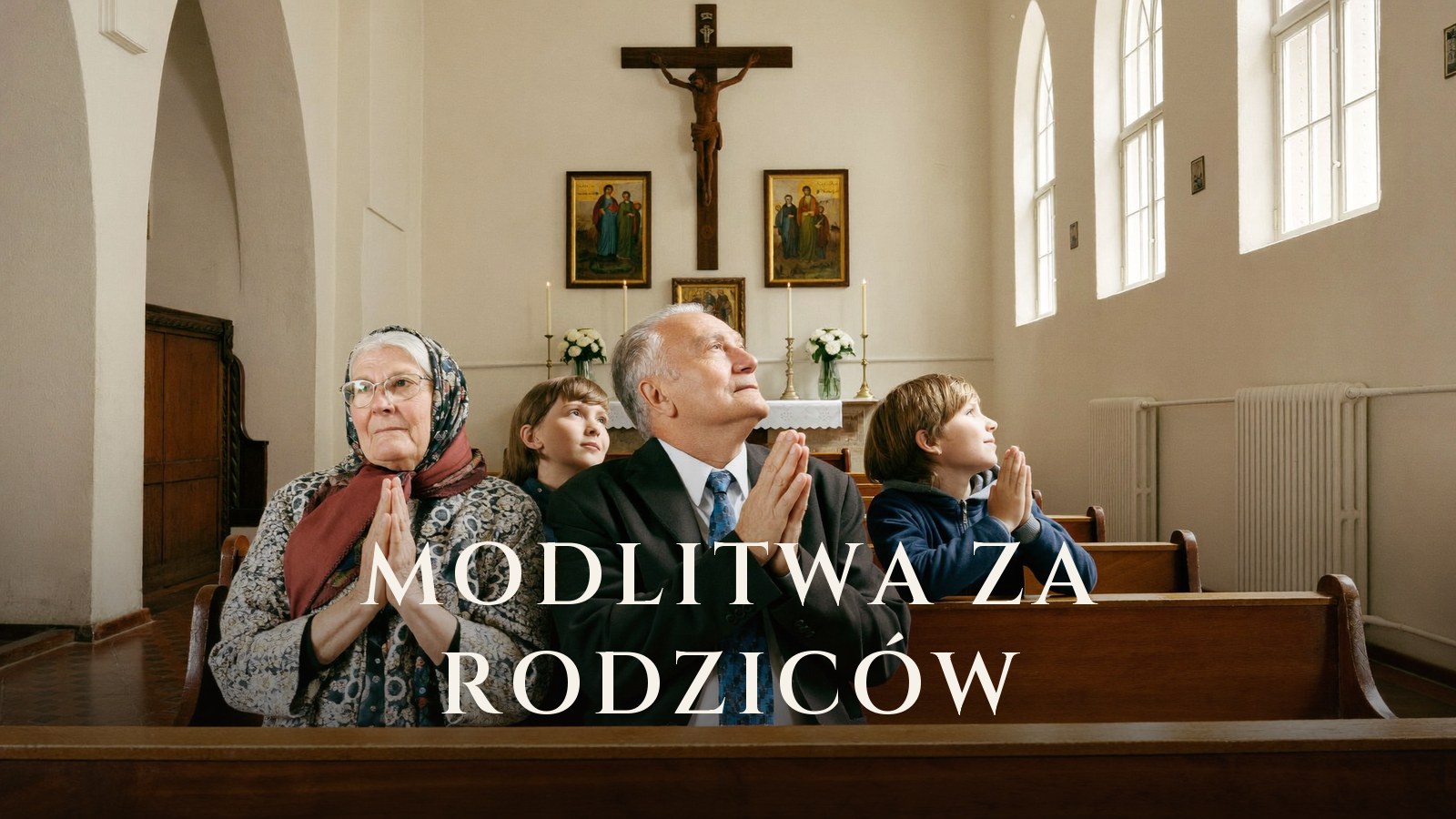Starsi rodzice modlą się w kościele razem z dziećmi