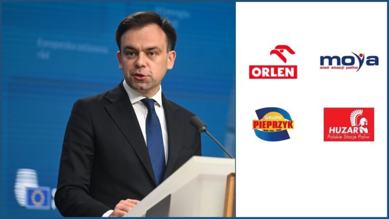 Andrzej Domański przy mównicy, obok logo Orlen, Moya, Pieprzyk, Huzar - spór o podatek od zysków firm paliwowych