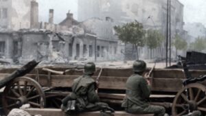 Żołnierze niemieccy za barykadą z wozów wśród ruin Warszawy podczas Powstania Warszawskiego 1944