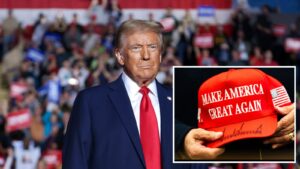 Donald Trump na wiecu i czerwona czapka Make America Great Again, symbol, wokół którego zbudowano ruch MAGA