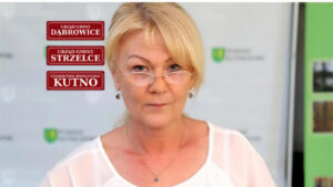 Jolanta Skowrońska, skarbnik na trzech etatach, przy tablicach urzędów w Dąbrowicach, Strzelcach i Kutnie