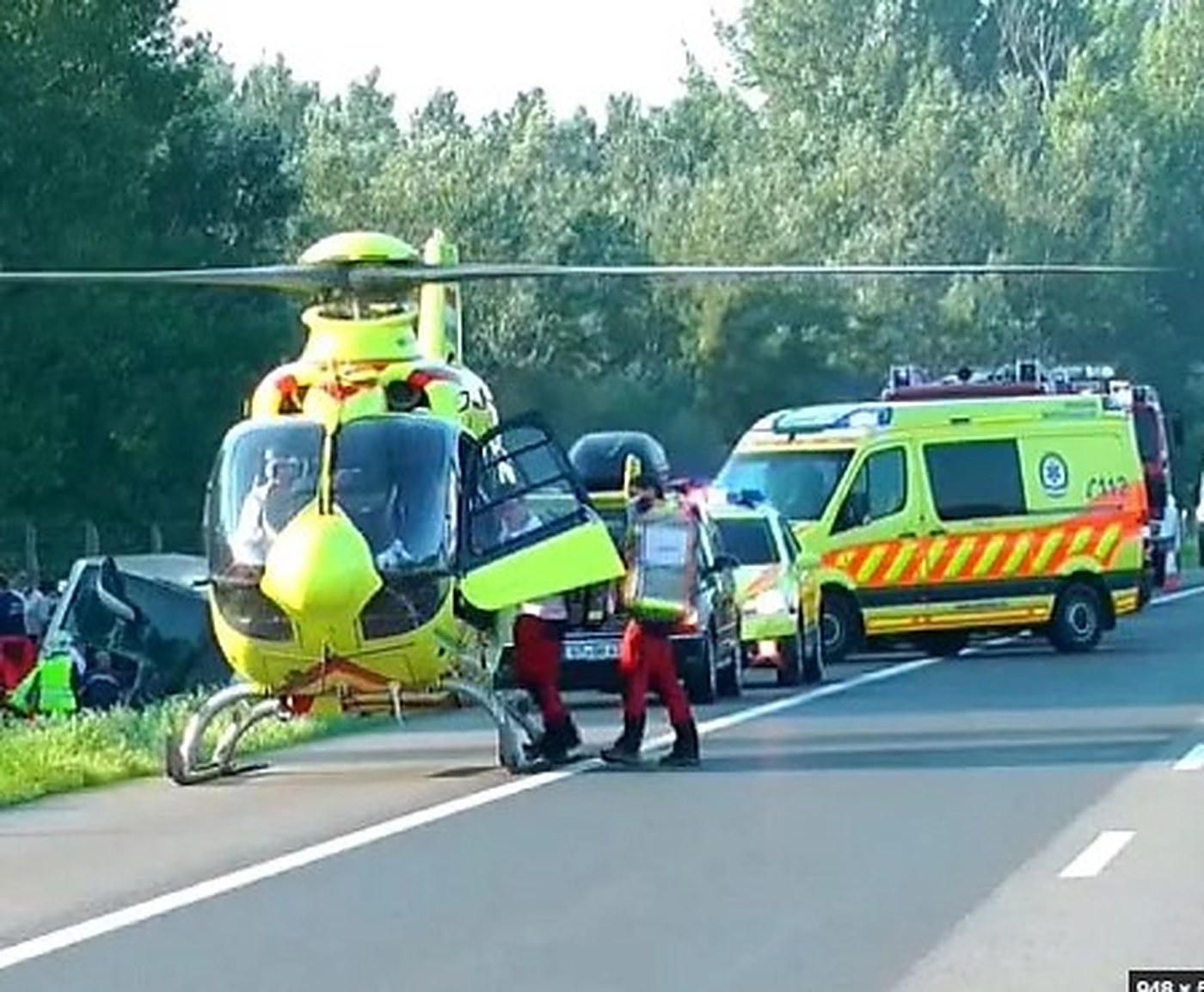 Śmigłowiec ratownictwa medycznego i węgierskie karetki pogotowia na autostradzie M3 po wypadku polskiego autokaru