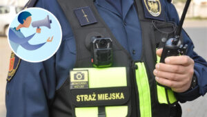 Kamizelka z napisem Straż Miejska i kamerą nasobną, obok duża okrągła grafika sygnalisty z megafonem