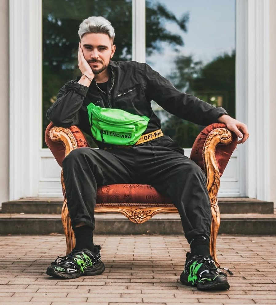 Stuart Alexander Kluz-Burton, youtuber Stuu z afery Pandora Gate, w zabytkowym fotelu z nerką Balenciaga