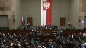Sala plenarna Sejmu z Orłem Białym nad mównicą, gdzie ma trafić ustawa o Dniu Bitwy Warszawskiej