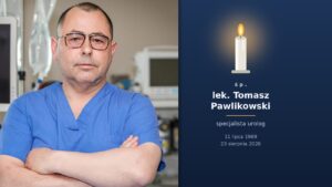 Lekarz w niebieskim uniformie medycznym na tle sprzętu szpitalnego, obok zapalona świeca i napis lek. Tomasz Pawlikowski