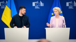 Wołodymyr Zełenski i Ursula von der Leyen przy mównicach, w tle flagi Ukrainy i Unii Europejskiej