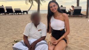 Wiktoria Ptak, Miss Polski 2026, siedzi na plaży obok pracownika hotelu z zasłoniętą twarzą