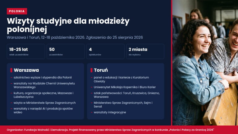 Program wizyt studyjnych w Warszawie i Toruniu, 12-18 października 2026, obok dwoje uśmiechniętych studentów w korytarzu uczelni
