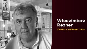 Włodzimierz Rezner w centrum prasowym mistrzostw świata w kolarstwie, kadr czarno-biały z napisem o dacie śmierci
