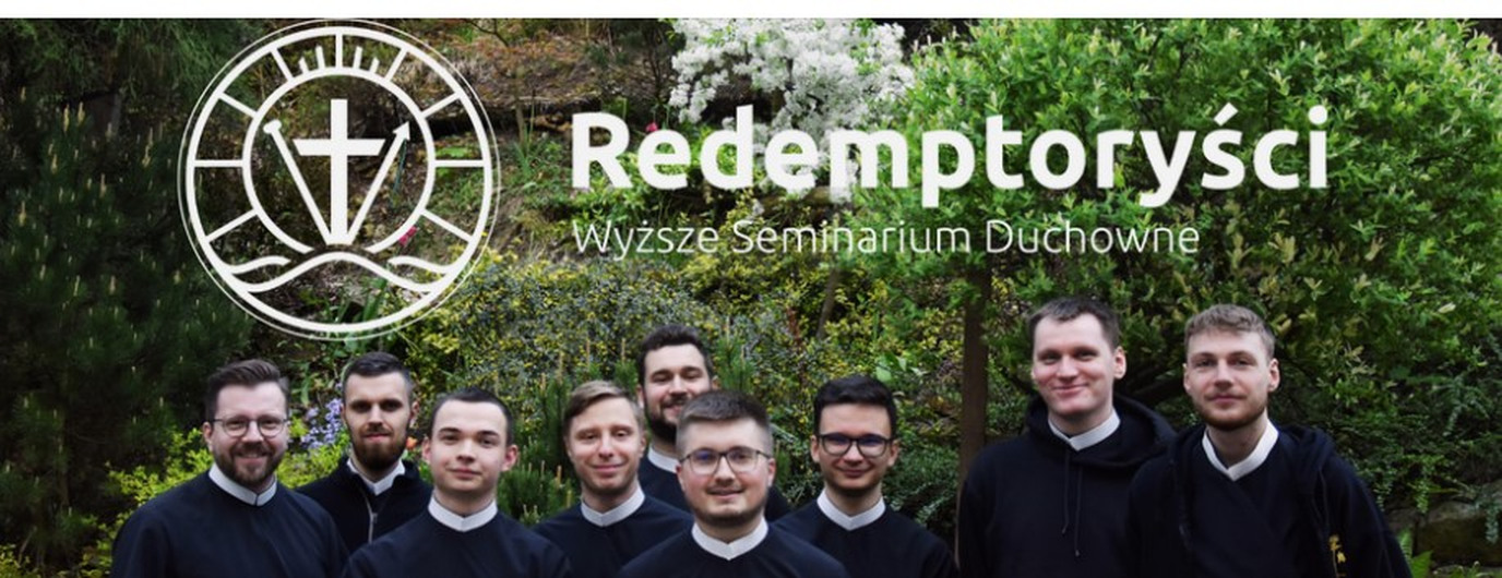Klerycy Wyższego Seminarium Duchownego Redemptorystów w czarnych sutannach w klasztornym ogrodzie