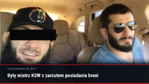 Dwaj mężczyźni w samochodzie, twarz jednego z nich zasłonięta czarnym paskiem, obok napis o zarzucie posiadania broni