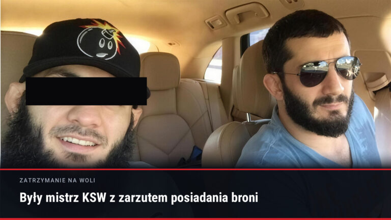 Dwaj mężczyźni w samochodzie, twarz jednego z nich zasłonięta czarnym paskiem, obok napis o zarzucie posiadania broni