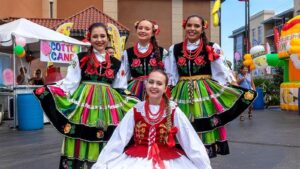 Cztery tancerki w polskich strojach ludowych na alejce festiwalu Taste of Polonia Chicago