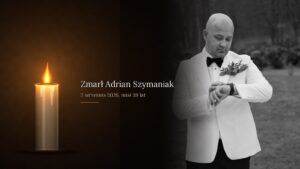 Adrian Szymaniak w białym smokingu, obok pali się świeca, przy niej napis z datą śmierci i wiekiem