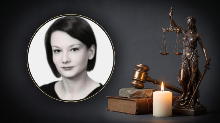 Adw. Agnieszka Janus w owalnym medalionie obok figury Temidy, młotka sędziowskiego i zapalonej świecy
