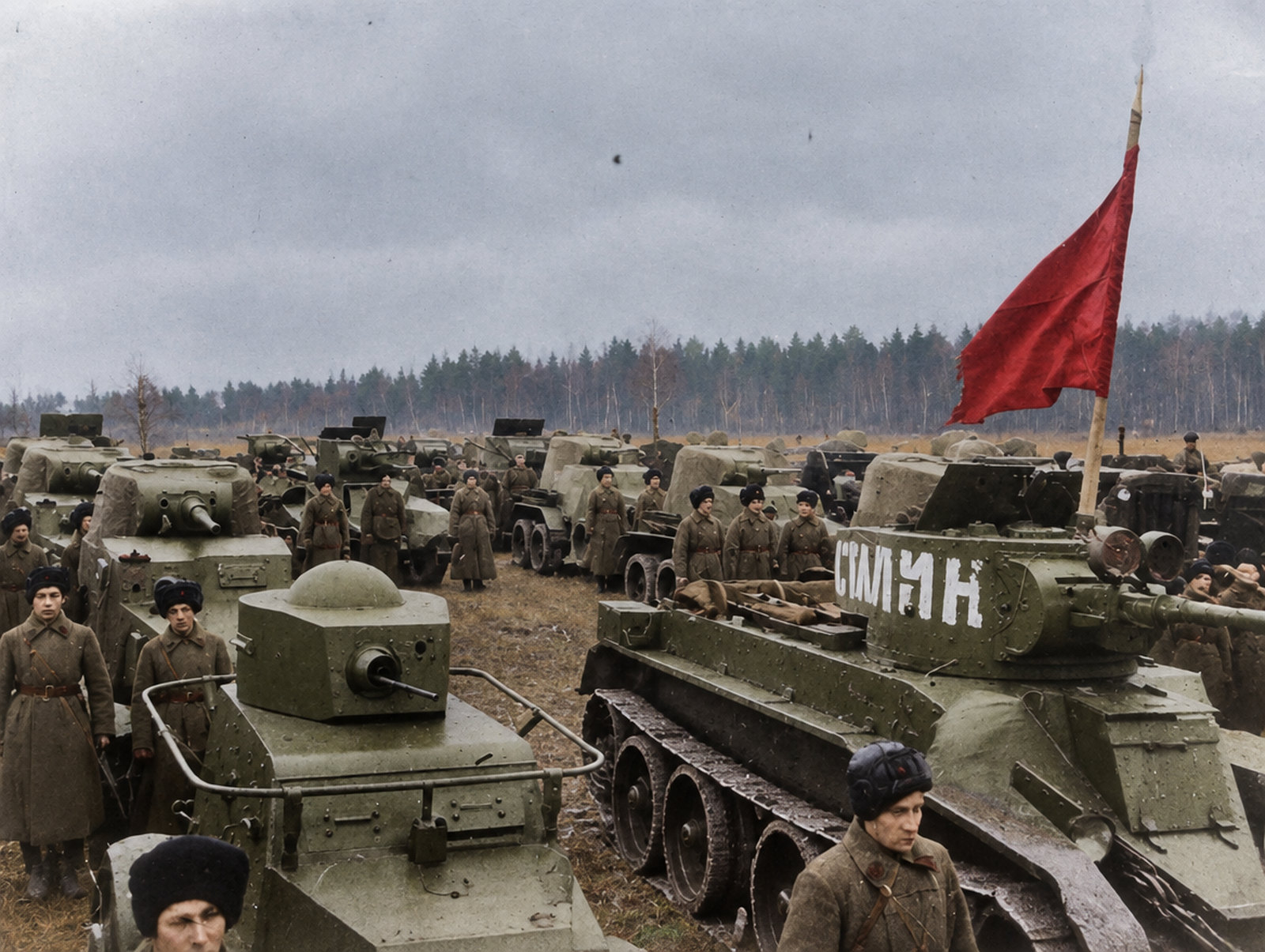 Kolumna sowieckich czołgów i samochodów pancernych z czerwoną flagą, żołnierze Armii Czerwonej we wrześniu 1939