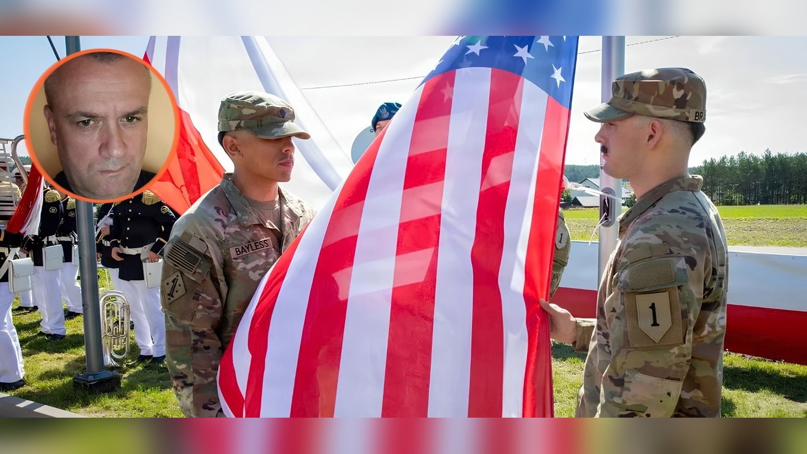 Dwaj żołnierze armii USA trzymają amerykańską flagę podczas uroczystości w Polsce, w rogu portret autora felietonu