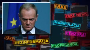 Donald Tusk na tle ekranów z fałszywymi newsami i kolorowymi pieczątkami fake news, cenzura i propaganda