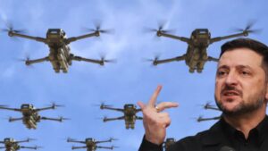 Wołodymyr Zełenski gestykuluje, za nim eskadra dronów bojowych na tle błękitnego nieba