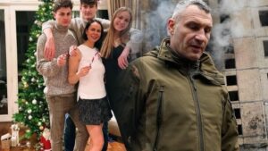 Kolaż dwóch zdjęć: z lewej była żona Witalija Kliczki z ich dziećmi, z prawej Witalij Kliczko