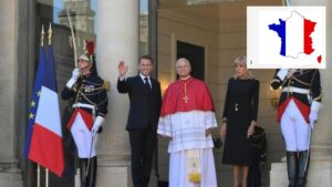 Papież we Francji: Leon XIV między Emmanuelem i Brigitte Macron na schodach Pałacu Elizejskiego, obok gwardziści z szablami