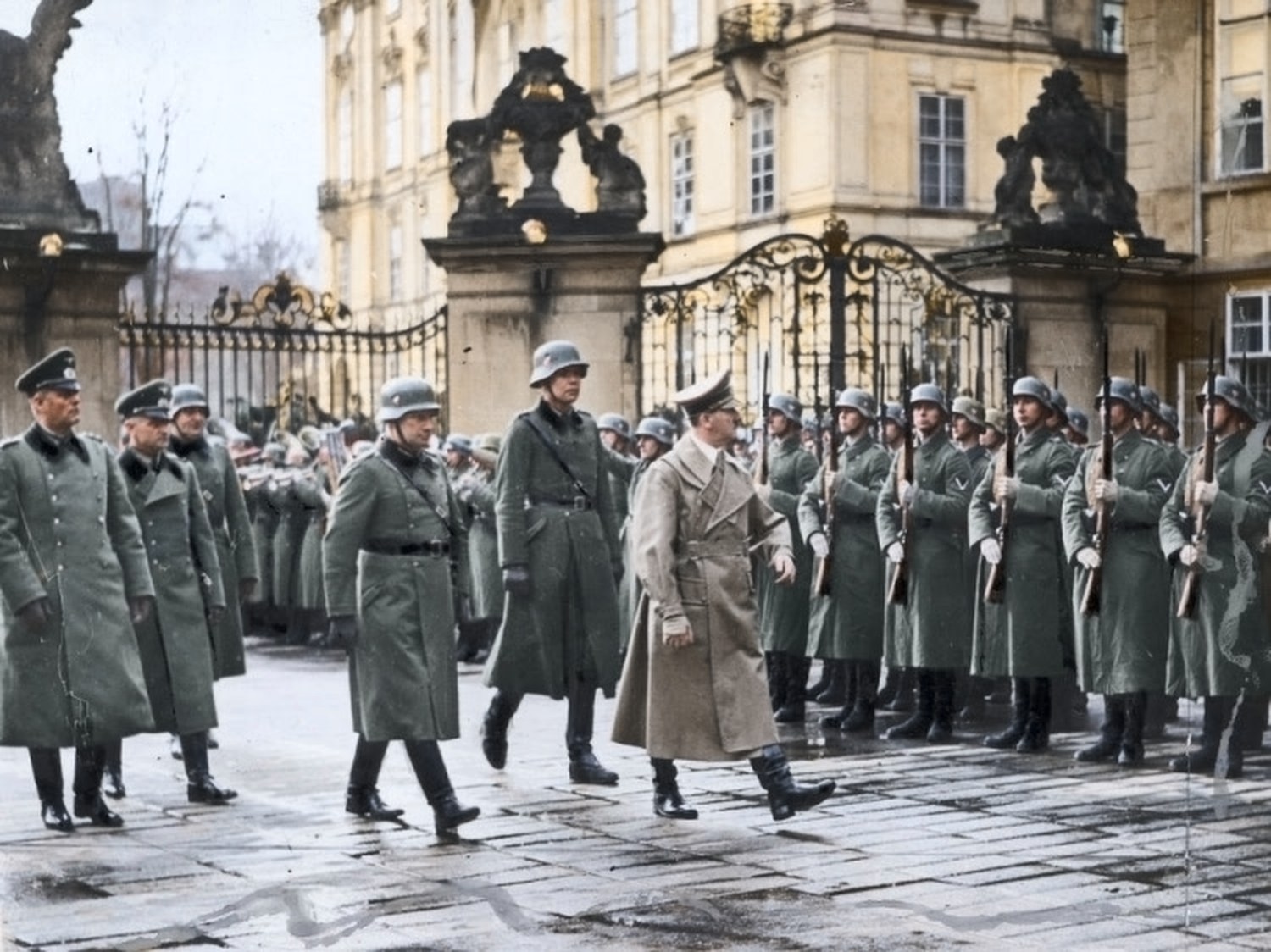 Adolf Hitler w płaszczu przechodzi przed szpalerem żołnierzy Wehrmachtu na dziedzińcu Zamku Praskiego