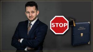 Grafika przedstawia Jakuba Wiecha, obok biret akademicki oraz teczka i czerwony znak "STOP"