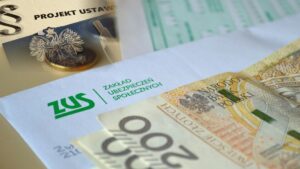 koperta ZUS, banknoty (2 x 200 zł) i grafika z napisem "projekt ustawy" || Grafika ma charakter ilustracyjny do tekstu