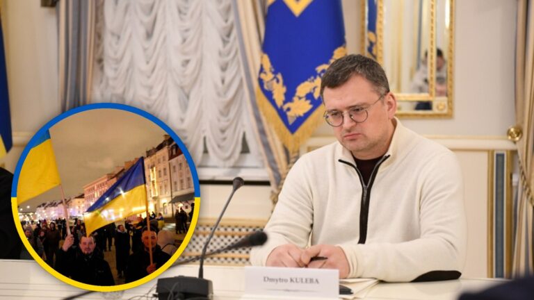 Dmytro Kuleba podczas wystapienia, w tle flagi