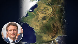 Prezydent Francji na tle mapy kraju, otoczonej drutem kolczastym
