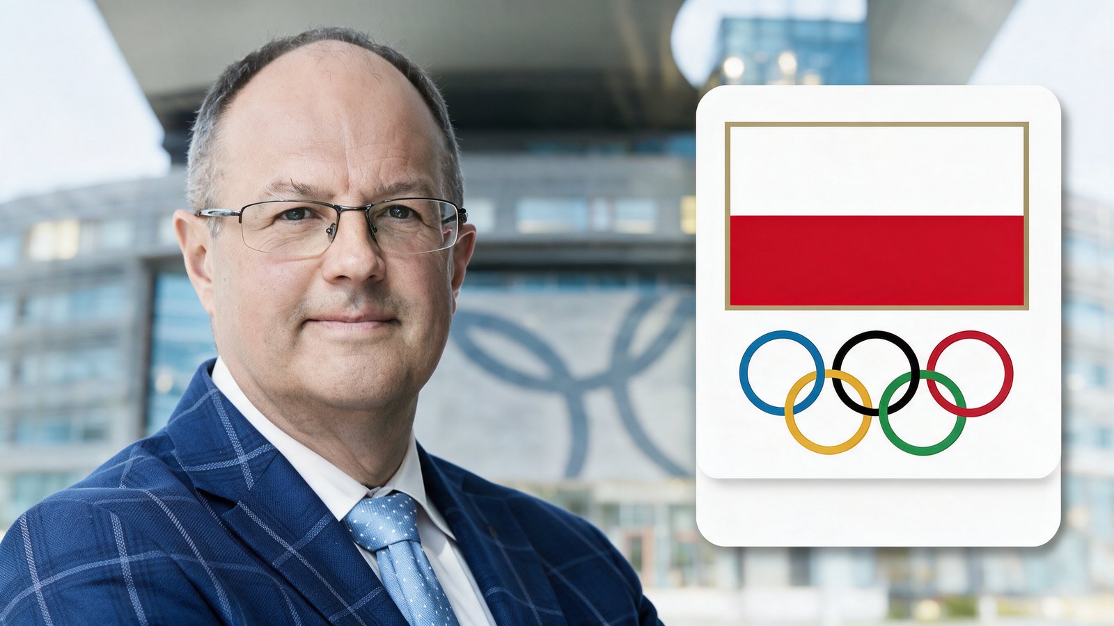 Marian Kmita w granatowej marynarce w kratę na tle Centrum Olimpijskiego, obok flaga Polski i koła olimpijskie