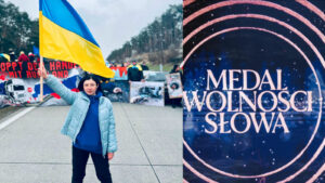 Natalia Panczenko z flagą Ukrainy na zablokowanej jezdni, obok plansza z napisem Medal Wolności Słowa