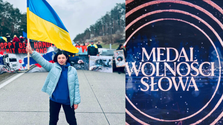 Natalia Panczenko z flagą Ukrainy na zablokowanej jezdni, obok plansza z napisem Medal Wolności Słowa